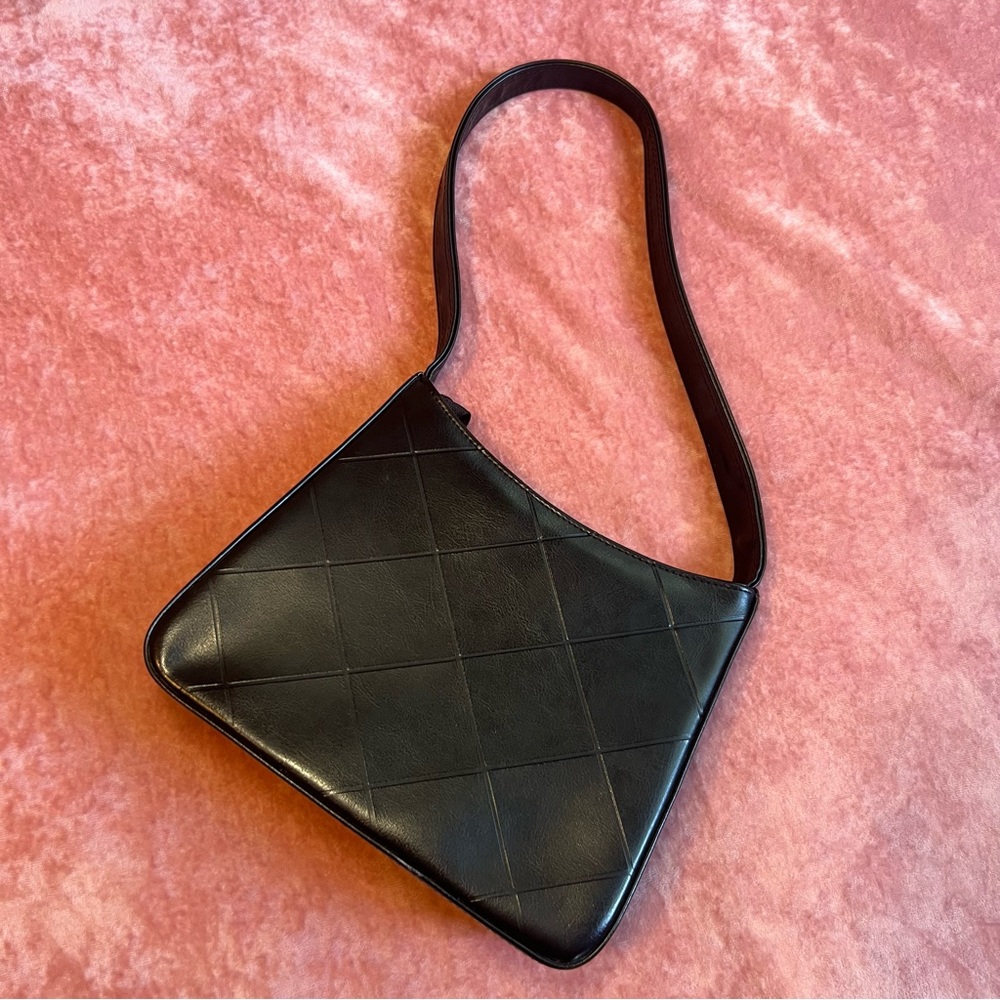 black shoulder bag